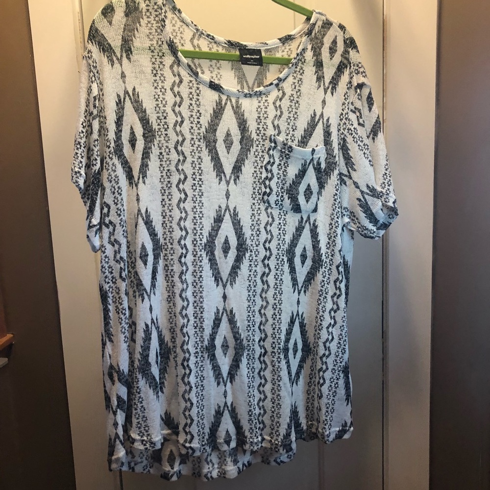 ♦️ 3 for $25 ♦️ Semi sheer geometric print top